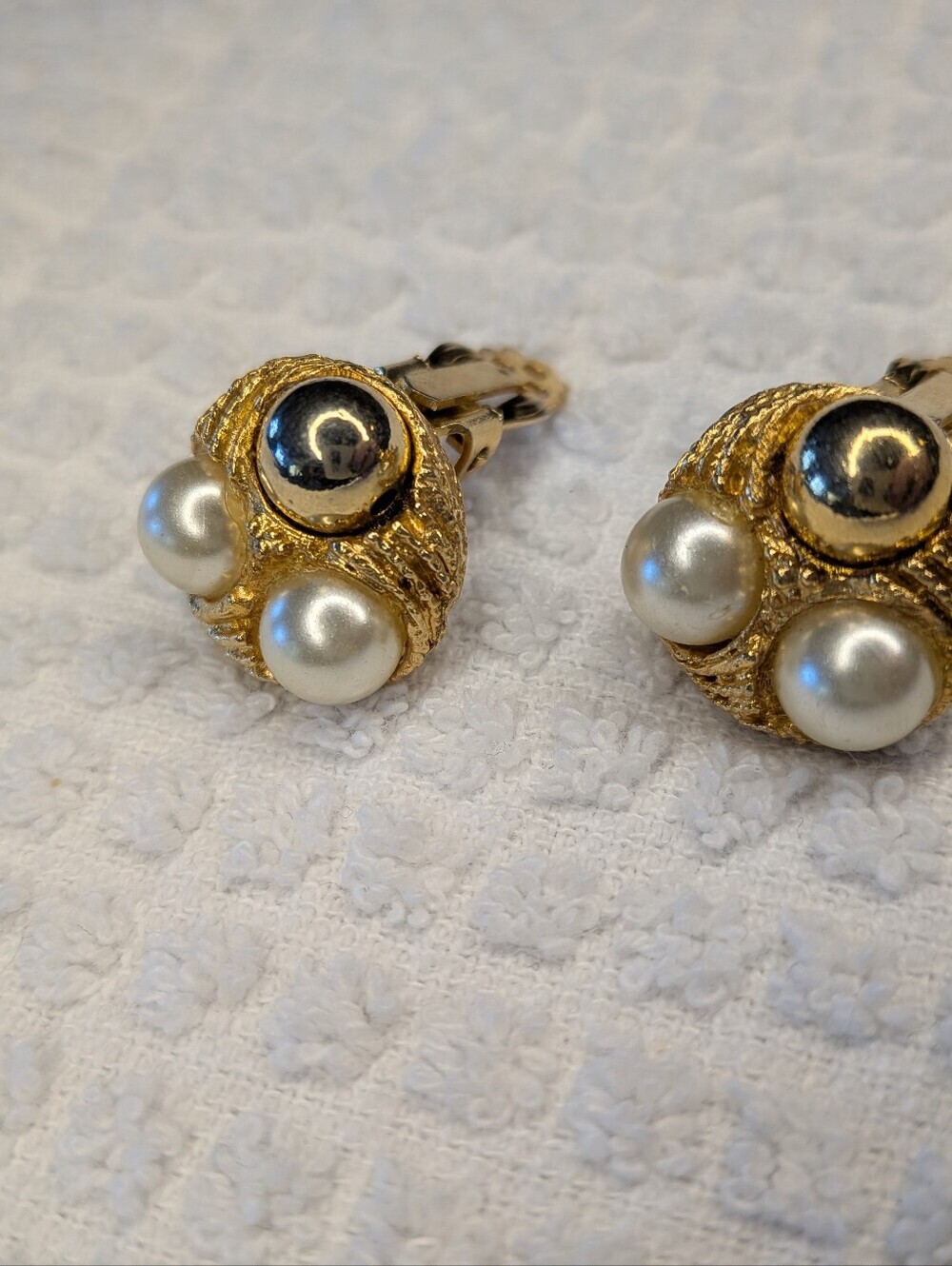 Vintage Faux Pearl Textured Gold Tone Clip On Earrings - Picture 5 of 9